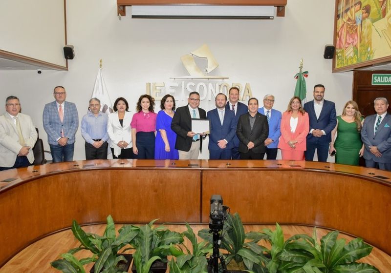 Integrantes del Partido Sonorense en la sala del Consejo General del IEE Sonora