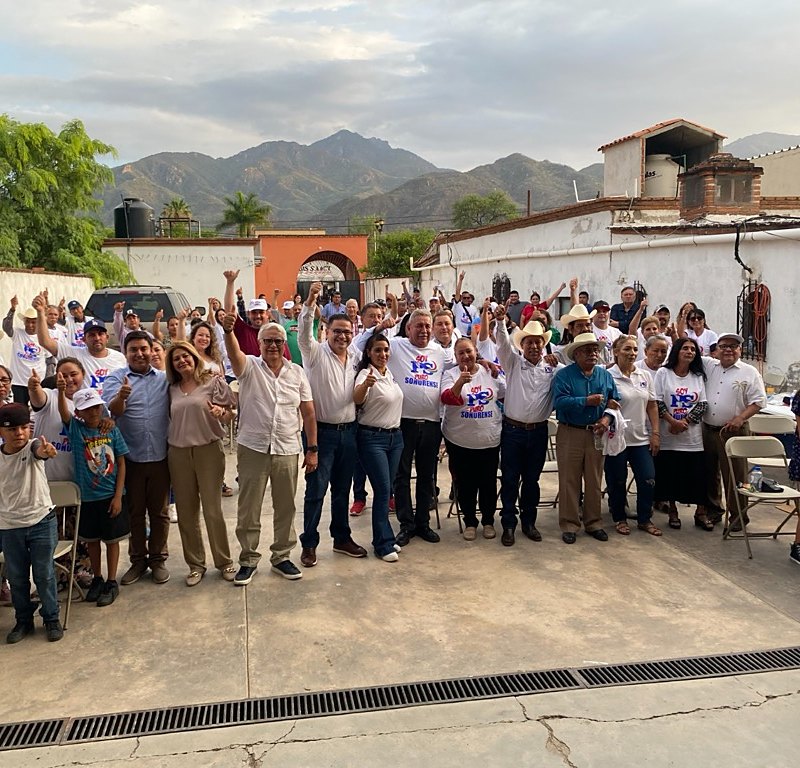 Simpatizantes del Partido Sonorense reunidos al pie de la sierra